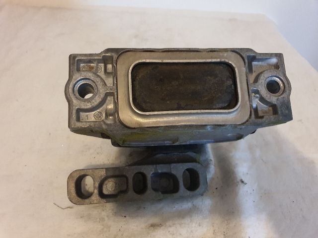bontott VW TOURAN Motor Tartó Bak Jobb