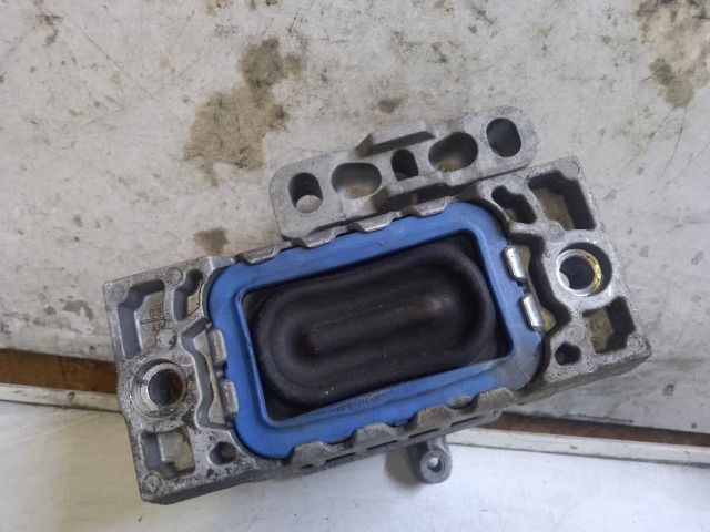 bontott VW TOURAN Motor Tartó Bak Jobb