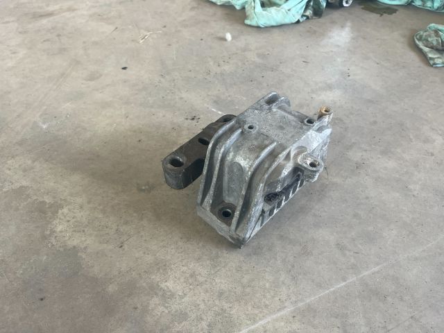 bontott VW TOURAN Motor Tartó Bak Jobb