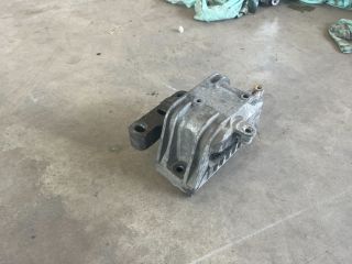 bontott VW TOURAN Motor Tartó Bak Jobb