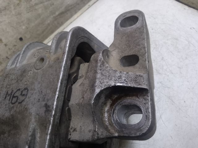 bontott VW TOURAN Motor Tartó Bak Jobb