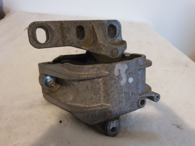 bontott VW TOURAN Motor Tartó Bak Jobb