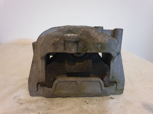 bontott VW TOURAN Motor Tartó Bak Jobb