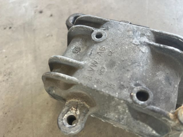 bontott VW TOURAN Motor Tartó Bak Jobb