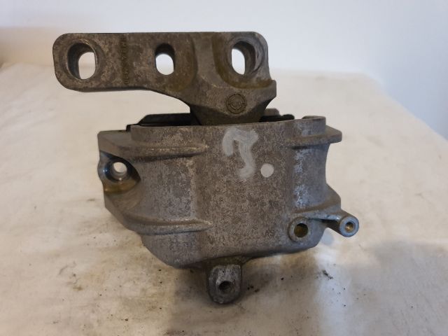 bontott VW TOURAN Motor Tartó Bak Jobb