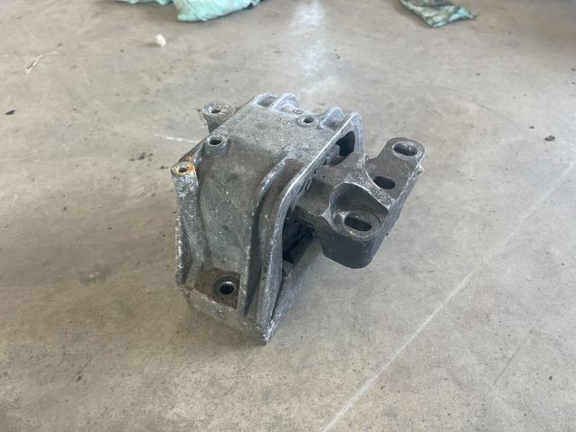 bontott VW TOURAN Motor Tartó Bak Jobb