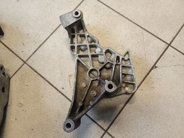 bontott VW TOURAN Motor Tartó Bak (Pozíciófüggetlen)
