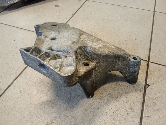bontott VW TOURAN Motor Tartó Bak (Pozíciófüggetlen)