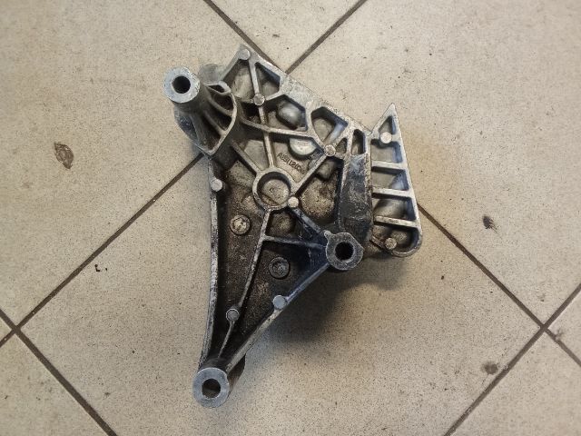 bontott VW TOURAN Motor Tartó Bak (Pozíciófüggetlen)