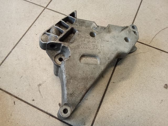 bontott VW TOURAN Motor Tartó Bak (Pozíciófüggetlen)