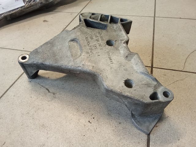 bontott VW TOURAN Motor Tartó Bak (Pozíciófüggetlen)