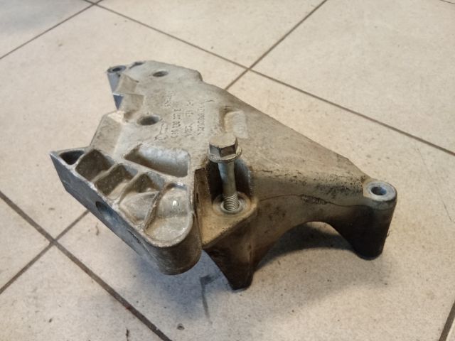 bontott VW TOURAN Motor Tartó Bak (Pozíciófüggetlen)