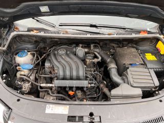 bontott VW TOURAN Motor (Fűzött blokk hengerfejjel)