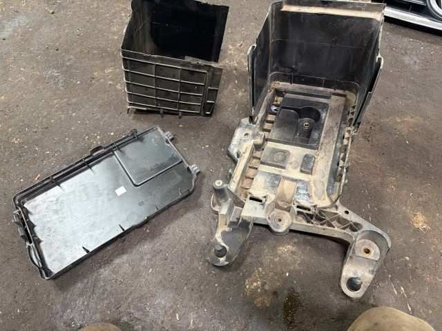 bontott VW TOURAN Akkumulátor Fedél