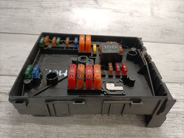 bontott VW TOURAN Biztosítéktábla Motortér