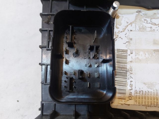 bontott VW TOURAN Biztosítéktábla Motortér