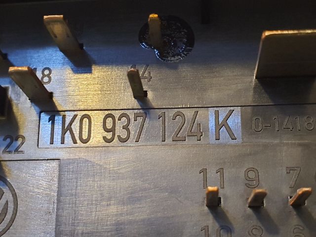 bontott VW TOURAN Biztosítéktábla Motortér