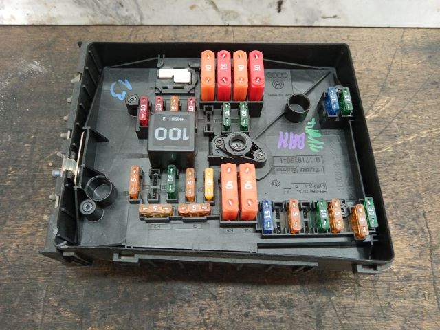 bontott VW TOURAN Biztosítéktábla Motortér