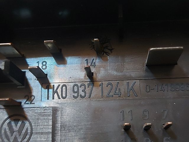 bontott VW TOURAN Biztosítéktábla Motortér