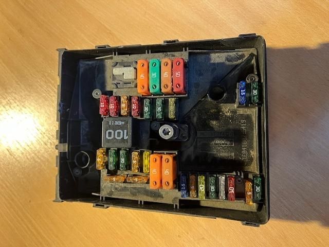 bontott VW TOURAN Biztosítéktábla Motortér