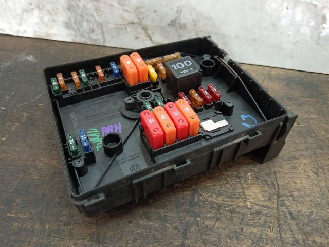 bontott VW TOURAN Biztosítéktábla Motortér