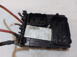 bontott VW TOURAN Biztosítéktábla Motortér