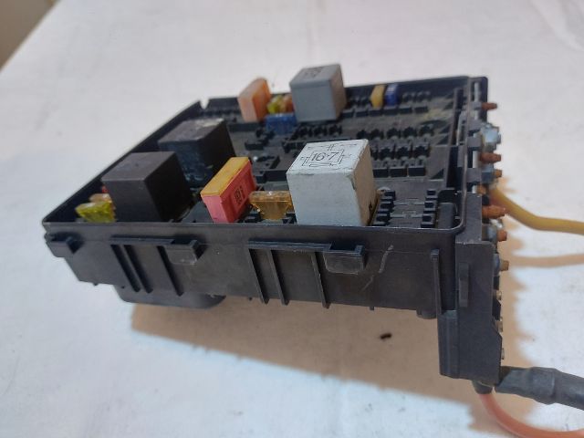 bontott VW TOURAN Biztosítéktábla Motortér