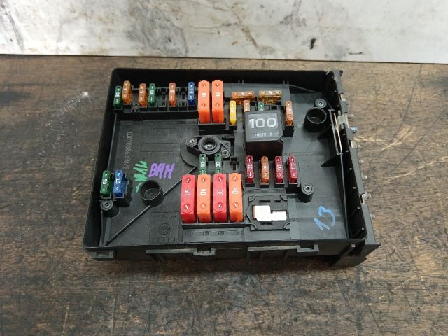 bontott VW TOURAN Biztosítéktábla Motortér