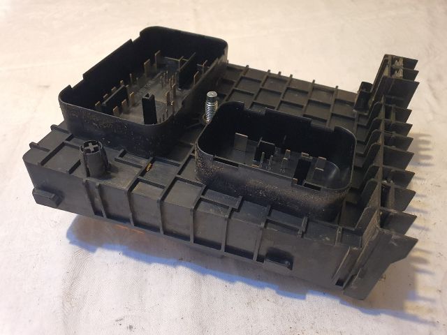 bontott VW TOURAN Biztosítéktábla Motortér