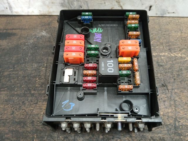 bontott VW TOURAN Biztosítéktábla Motortér