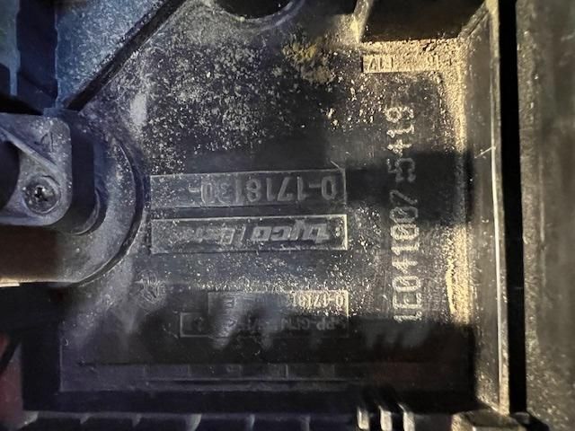 bontott VW TOURAN Biztosítéktábla Motortér