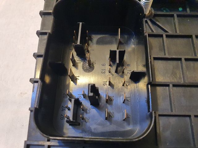 bontott VW TOURAN Biztosítéktábla Motortér