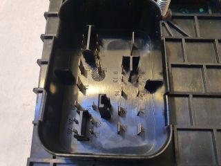 bontott VW TOURAN Biztosítéktábla Motortér