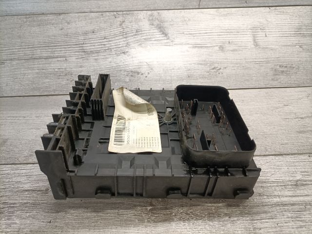 bontott VW TOURAN Biztosítéktábla Motortér