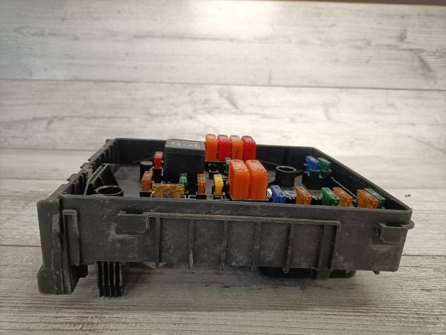 bontott VW TOURAN Biztosítéktábla Motortér