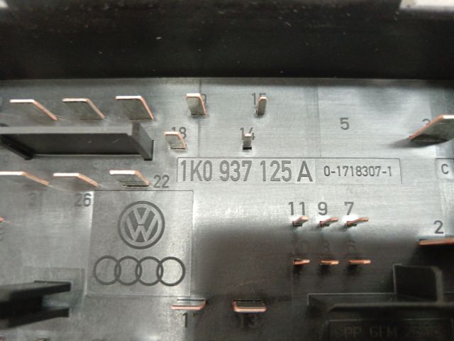 bontott VW TOURAN Biztosítéktábla Motortér