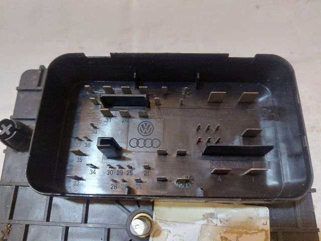 bontott VW TOURAN Biztosítéktábla Motortér