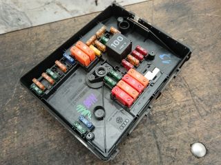 bontott VW TOURAN Biztosítéktábla Motortér