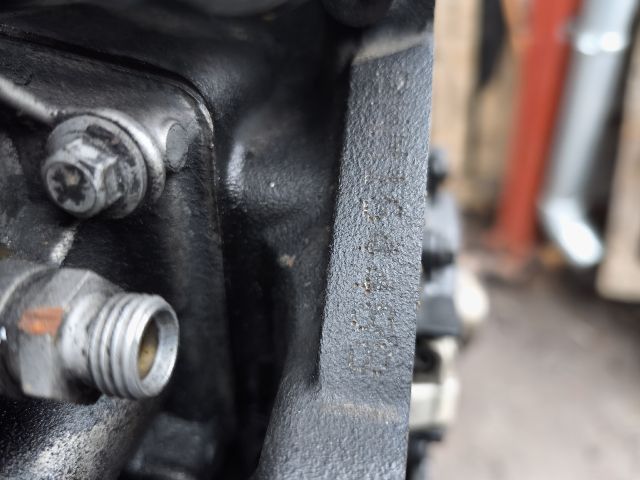 bontott VW TOURAN Motor (Fűzött blokk hengerfejjel)