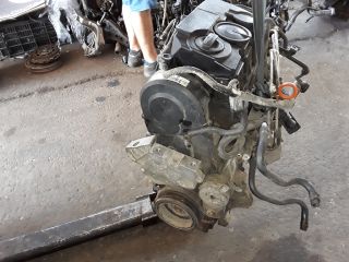 bontott VW TOURAN Motor (Fűzött blokk hengerfejjel)