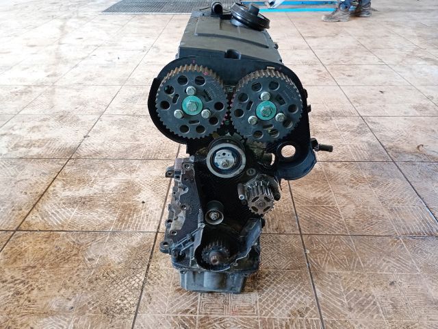 bontott VW TOURAN Motor (Fűzött blokk hengerfejjel)