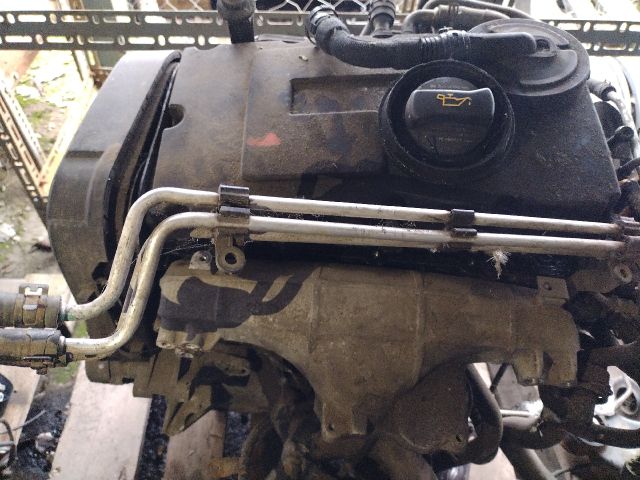 bontott VW TOURAN Motor (Fűzött blokk hengerfejjel)