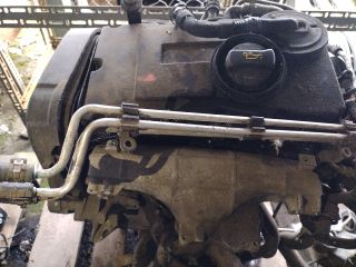 bontott VW TOURAN Motor (Fűzött blokk hengerfejjel)