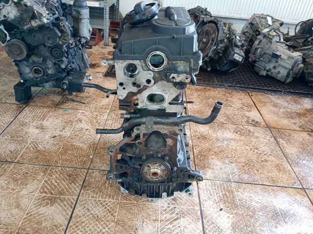 bontott VW TOURAN Motor (Fűzött blokk hengerfejjel)