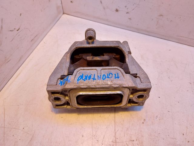 bontott VW TOURAN Motor Tartó Bak (Fém)