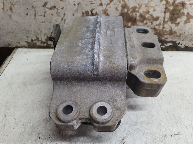 bontott VW TOURAN Motor Tartó Bak (Fém)