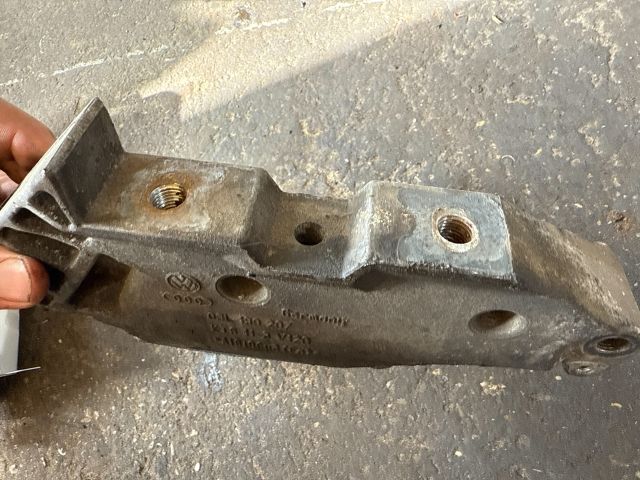 bontott VW TOURAN Motor Tartó Bak (Fém)