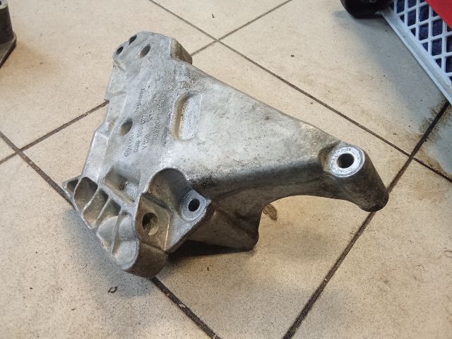 bontott VW TOURAN Motor Tartó Bak (Pozíciófüggetlen)