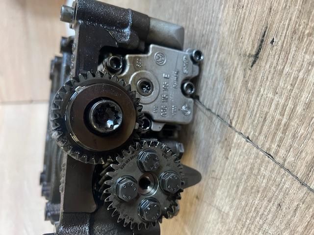 bontott VW TOURAN Olajszivattyú