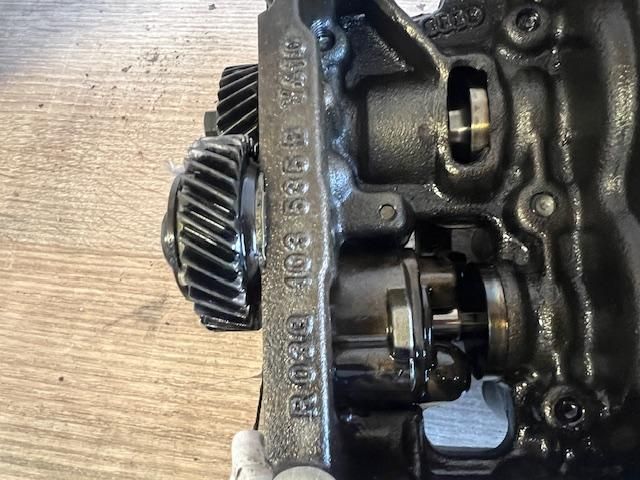 bontott VW TOURAN Olajszivattyú